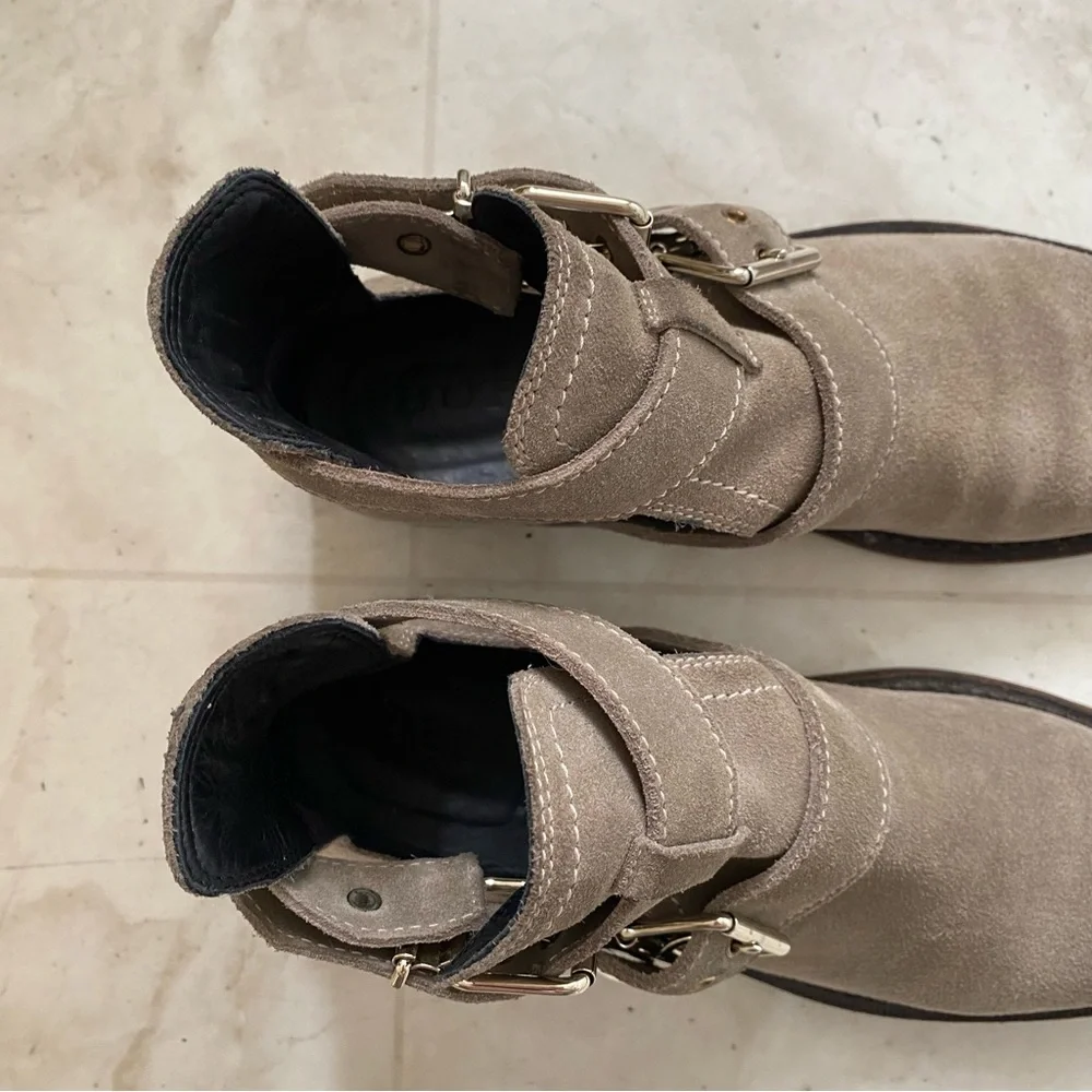 $895 Burberry Made in Italy Grey Suede Cut Out Buckle Moto Ankle Boots Size 6.5 - Picture 11 of 16